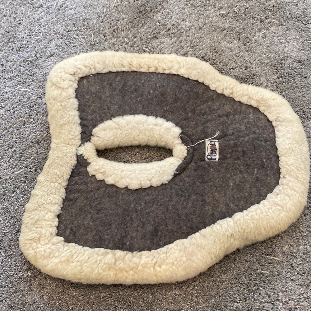 Lambs wool beval therapeutic pony pad